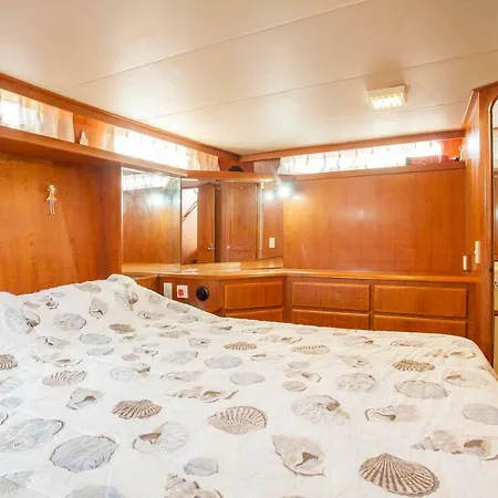 Botel Ocean Aquarius Valencia